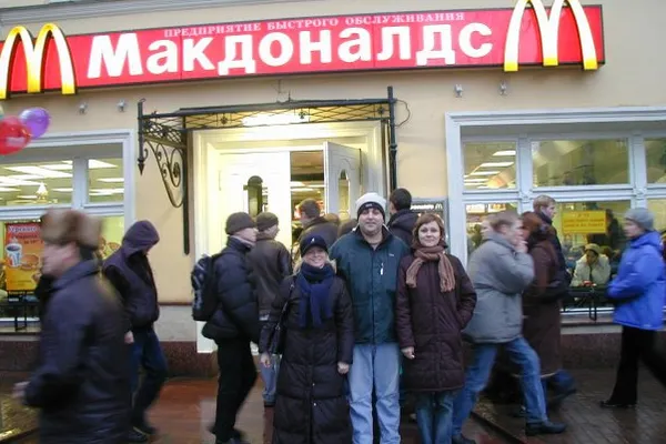 Protecţia consumatorului închide 4 restaurante McDonald's din Moscova