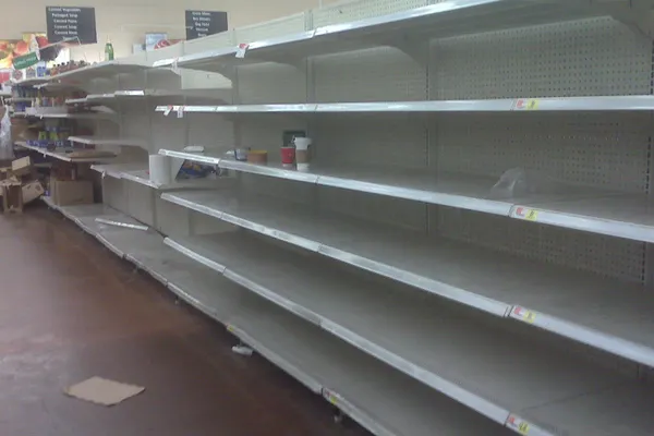 RAFTURI GOALE în magazinele din Rusia. UPDATE: Medvedev mai taie din LISTA NEAGRĂ