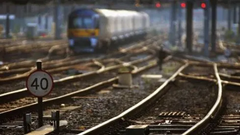 ACCIDENT GRAV. Mașină spulberată de tren: două persoane au decedat și alte două sunt grav rănite