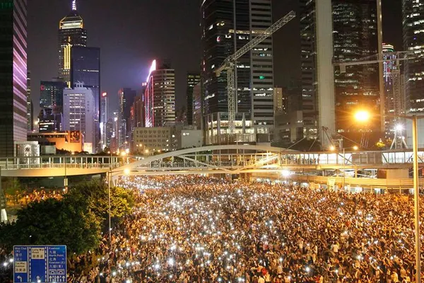 O nouă zi de proteste masive la Hong Kong. Manifestanţii cer demisia premierului