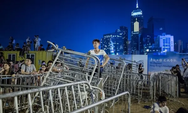 Bursa şi băncile din Hong Kong se clatină. PROTESTUL URIAŞ, supus CENZURII în China