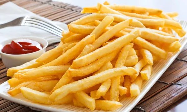 Bucătarii din restaurante resimt scăderea nivelului de trai: românii revin la pui şi cartofi prăjiţi