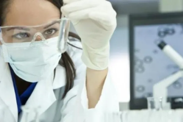 Rusia ar putea furniza trei vaccinuri împotriva Ebola în şase luni