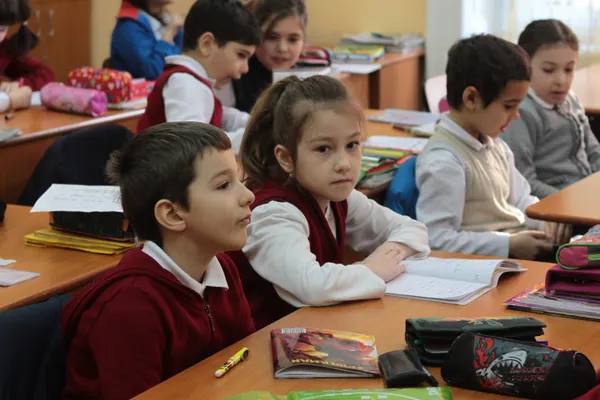 Elevii clasei 0, aşteptaţi cu trusa de sănătate pe bănci