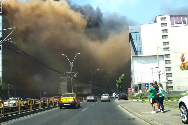 INCENDIU PUTERNIC la un restaurant din Sectorul 6. Focul s-a propagat pe o latură a unei biserici