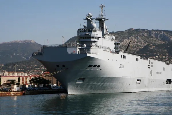 Franţa suspendă livrarea primei nave de război Mistral către Rusia