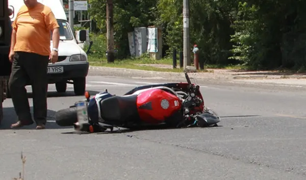 Accident violent! Motociclist zdrobit de un parapet pe soseaua Lugoj