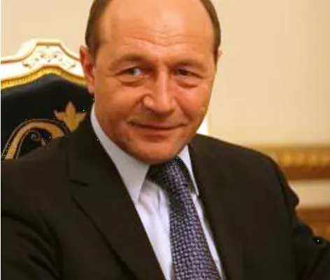 Băsescu: Îi urez "La mulţi Ani!" lui Crin Antonescu şi îl felicit că nu şi-a făcut ziua pe stadion