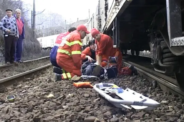 Accident GRAV în Bacău: trenul a SPULBERAT doi bărbaţi