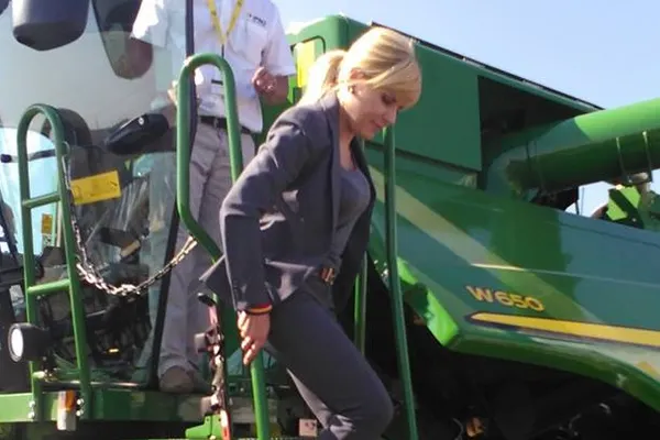 Elena Udrea a luat lecţii de conducere a tractorului şi combinei