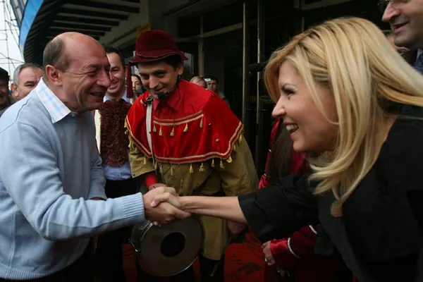 Traian Băsescu şi Elena Udrea au ieşit la terasă în staţiunea Mamaia