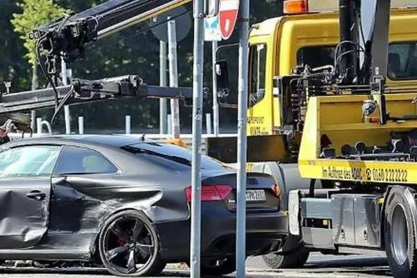Accident GRAV cu un bolid de lux. Polițiștii au încremenit când au văzut cine era la volan
