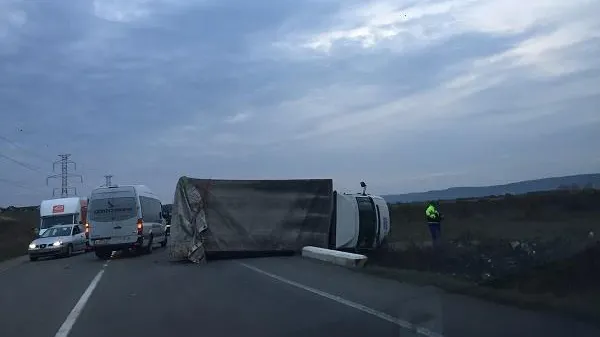 Accident SPECTACULOS pe centura Clujului. Un camion a fost răsturnat pe drum de un șofer