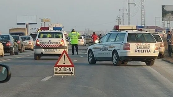 ACCIDENT pe DN22. Un tânăr şi-a pierdut viaţa după ce a intrat cu maşina într-un TIR