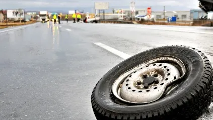 ACCIDENT ÎN LANŢ pe DN1. Microbuz cu pasageri, ieșit în afara carosabilului