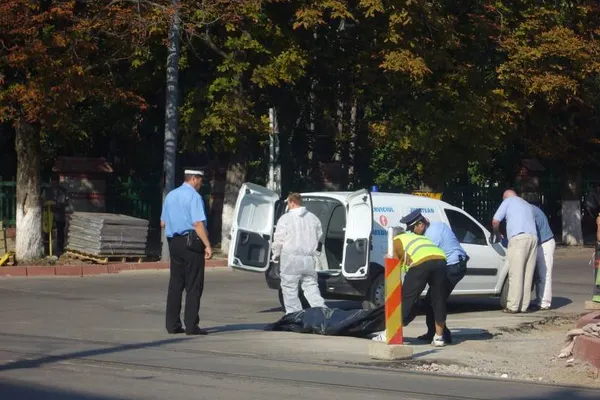 DRAMĂ - Un bărbat a murit după ce a fost accidentat de o maşină pe acostamentul unui drum naţional