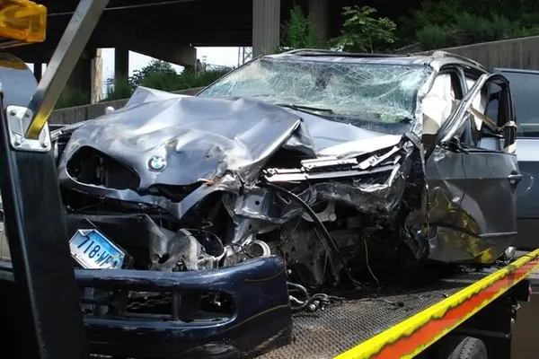 Accident GROAZNIC - Trei fete au rupt cu X5-ul doi copaci din Baia Mare şi au ricoşat în altă maşină