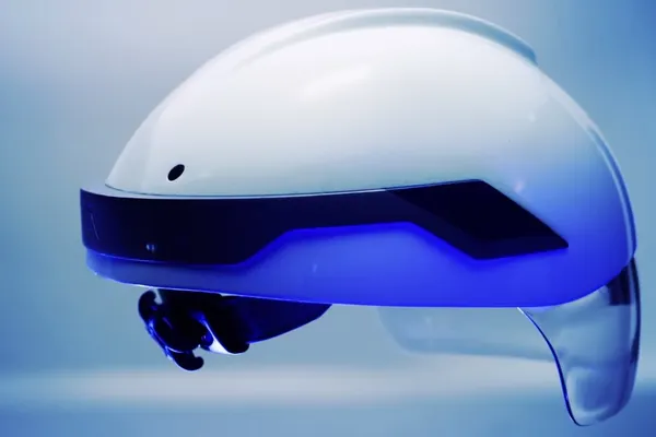 Această cască de Robocop ne SCHIMBĂ cu totul realitatea! Primii care o folosesc sunt muncitorii