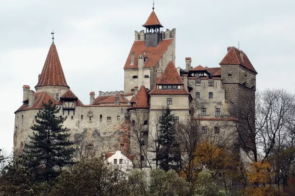 Halloween 2016. Doi fraţi din Canada au dormit în sicrie la Castelul Bran