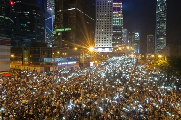Tensiunea creşte la HONG KONG. Confruntări între grupuri de manifestanţi