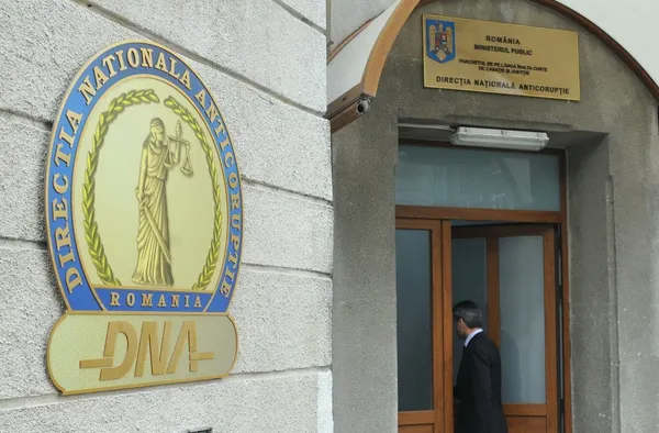 Un prim-procuror al unui PARCHET și doi polițiști au fost reținuți de DNA