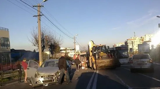 ACCIDENT SPECTACULOS în Cluj: un autoturism s-a izbit de un excavator