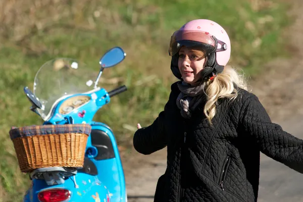 Giulia Nahmany si-a accidentat iubitul cu scuterul si l-a azvârlit în lanul de porumb! VIDEO