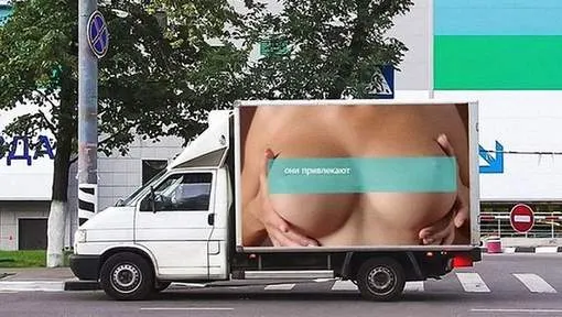 Reclama sexy care a provocat peste 500 de accidente rutiere într-o singură zi