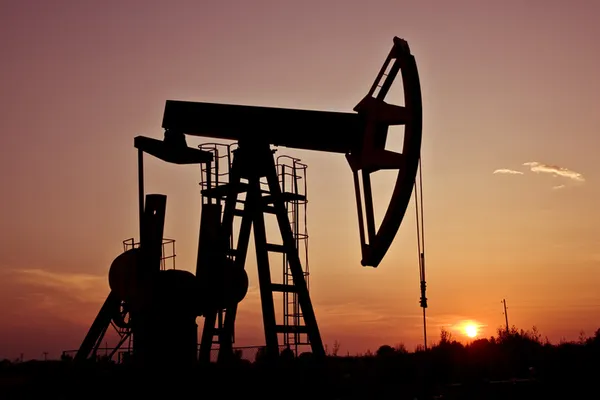 Presa americană: SUA prăbușesc prețul petrolului pentru a lovi în Rusia?