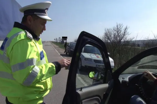 CURSĂ NEBUNĂ! A accidentat un COPIL petrecerea de pietoni şi a FUGIT: ŞOFERIŢA, prinsă de poliţie