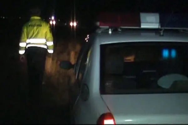 A condus BĂUT şi a ACCIDENTAT un PIETON, apoi a fugit. Soţia l-a PREDAT poliţiei