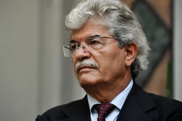 Un senator italian își cere scuze pentru politicianul care s-a lăudat că a bătut un român