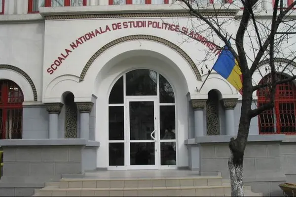 Un student NEMULŢUMIT DE GUVERN a protestat la deschiderea anului universitar la SNSPA