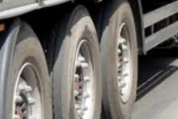 ACCIDENT SPECTACULOS în Satu Mare, după ce o maşină a intrat sub un TIR: un mort