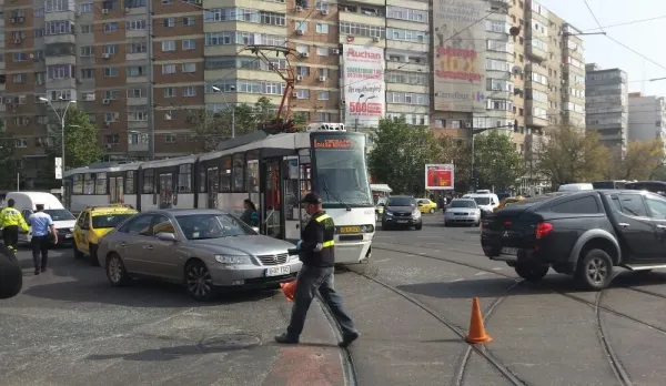 Accident în Bucureşti: un tramvai s-a ciocnit cu un autobuz. 11 oameni au fost răniţi