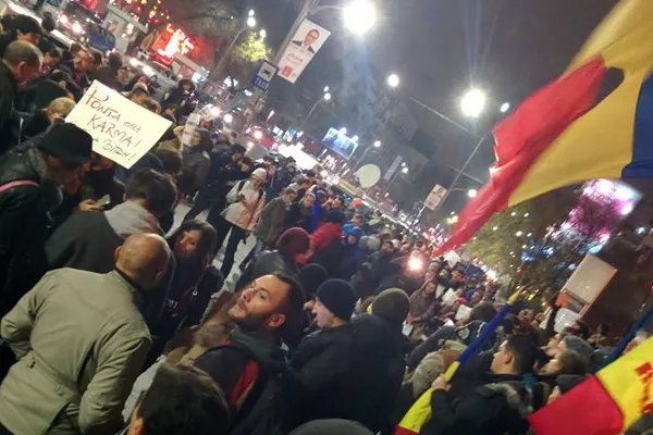 PROTESTE ALEGERI 2014. Mii de oameni în Piaţa Universităţii din Bucureşti. Iohannis a fost în Piaţă