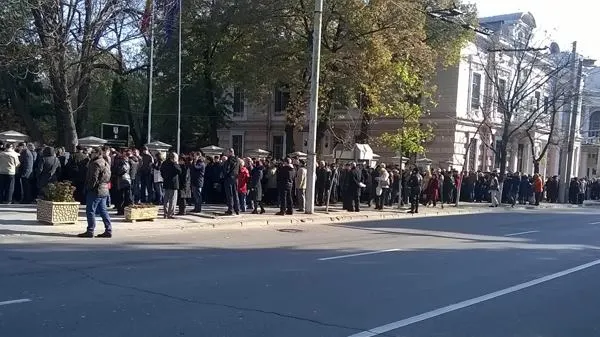 Organizare proastă la vot în străinătate. Proteste şi cozi uriaşe la Londra, Viena, Paris