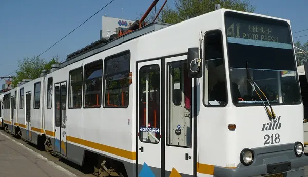 ACCIDENT în Pasajul Lujerului din Capitală. Tramvaiul 41, BLOCAT o oră şi jumătate