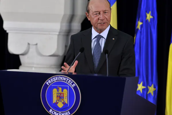BĂSESCU: Guvernul a vehiculat MINCIUNI pentru a obstrucţiona votul în DIASPORA