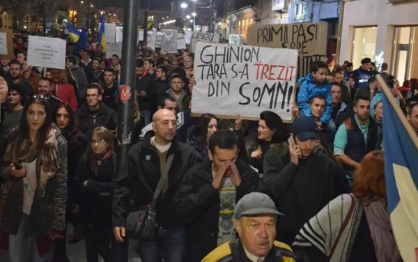 PROTESTE ALEGERI PREZIDENȚIALE 2014. Circa 100 de clujeni protestează pentru diaspora
