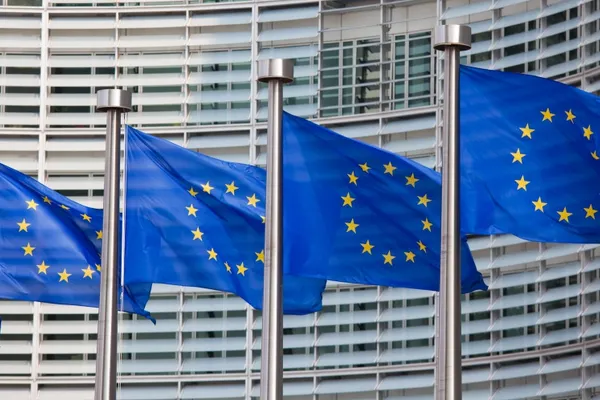 Avertisment DUR al CE către Guvern: Creşteţi taxe sau tăiaţi cheltuieli pentru a reduce deficitul