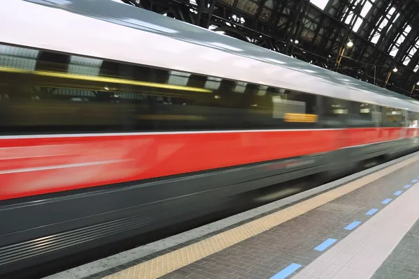 GEST STRIGĂTOR LA CER! O ROMÂNCĂ, ÎMPINSĂ în faţa TRENULUI, în Italia