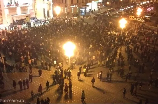 PROTESTE.  INCREDIBIL - Ce se întâmplă la Timişoara ACUM. Mii de oameni fac o nouă REVOLUŢIE!