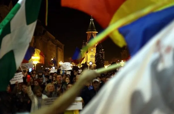 PROTESTE LA TIMIȘOARA. Mulțimea cântă "Vino Doamne" VIDEO