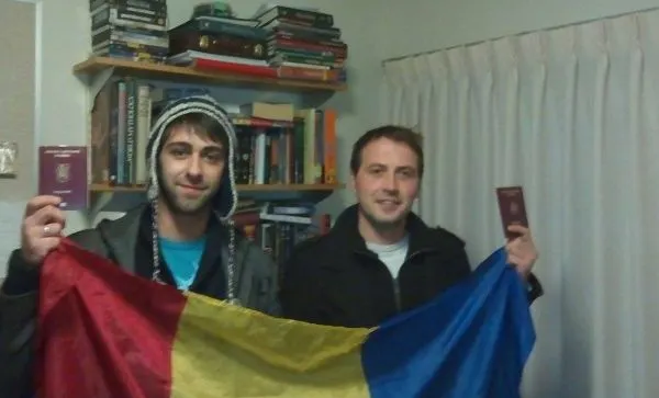 Doi studenţi români din Canada merg pe jos peste 100 de kilometri, pentru a putea să voteze