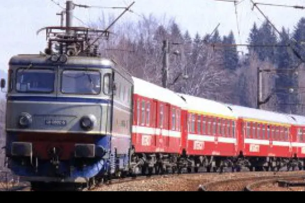 DRAMATIC - Accident pe calea ferată. Un tren cu 60 de pasageri a lovit în plin un trailer