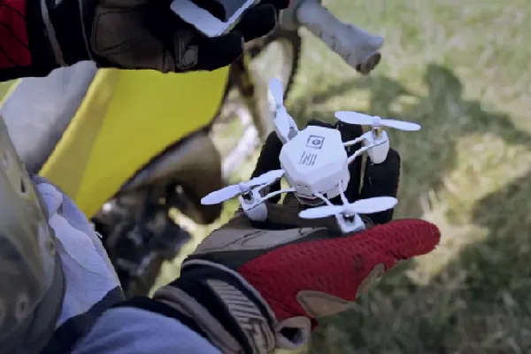 Această dronă încape în buzunar și te poate filma fără s-o controlezi tu