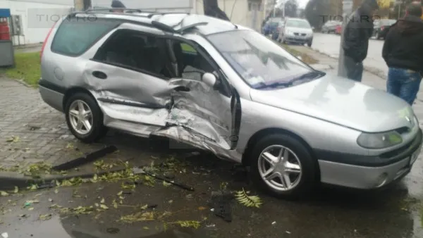 ACCIDENT în Timişoara: maşină LOVITĂ de un microbuz. Pasagera din autoturism, rănită