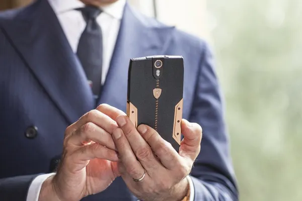 Cum arată Tonino Lamborghini 88 Tauri, smartphone-ul din oţel şi piele de 6.000 de dolari