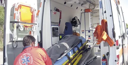 ACCIDENT STUPID. Femeie GRAV RĂNITĂ de o maşină, chiar la ea în dormitor